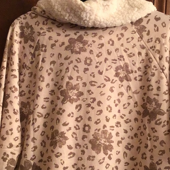 Hem and Thread top w/sherpa collar NWT - Picture 4 of 6